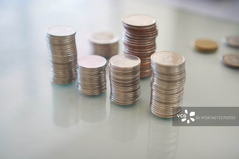 模糊背景上整齐排列的硬币图片素材