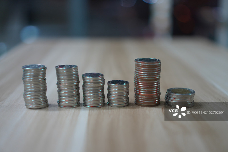 模糊背景上整齐排列的硬币图片素材