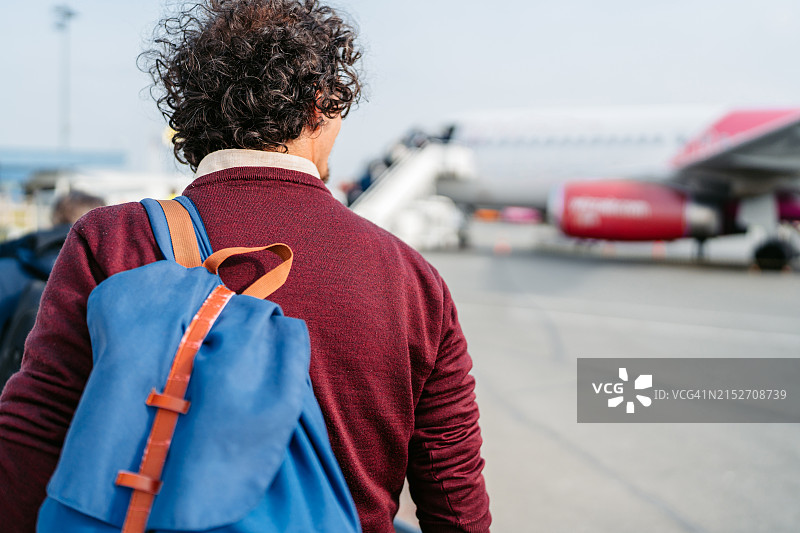 中年男人在法国巴黎登机图片素材