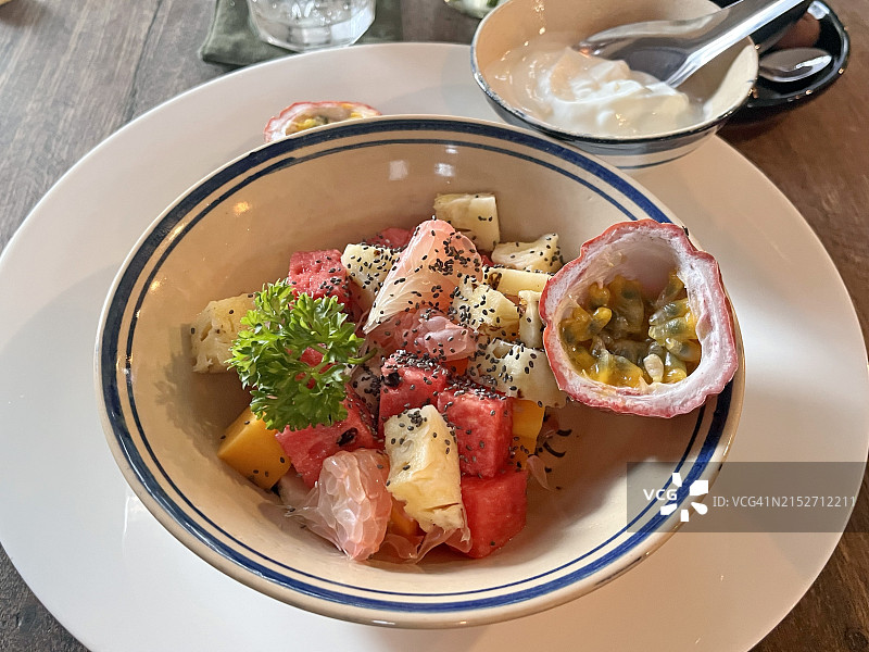 咖啡馆碗装混合水果酸奶图片素材