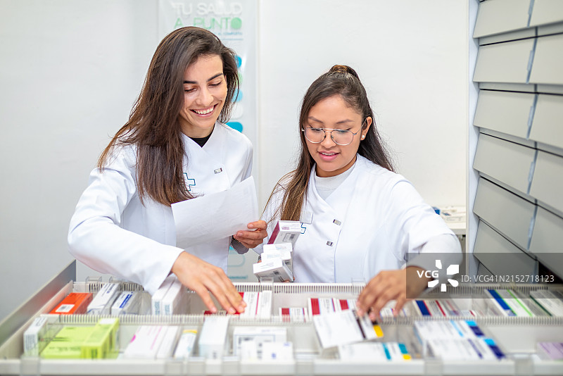 药剂师在药房填写处方图片素材