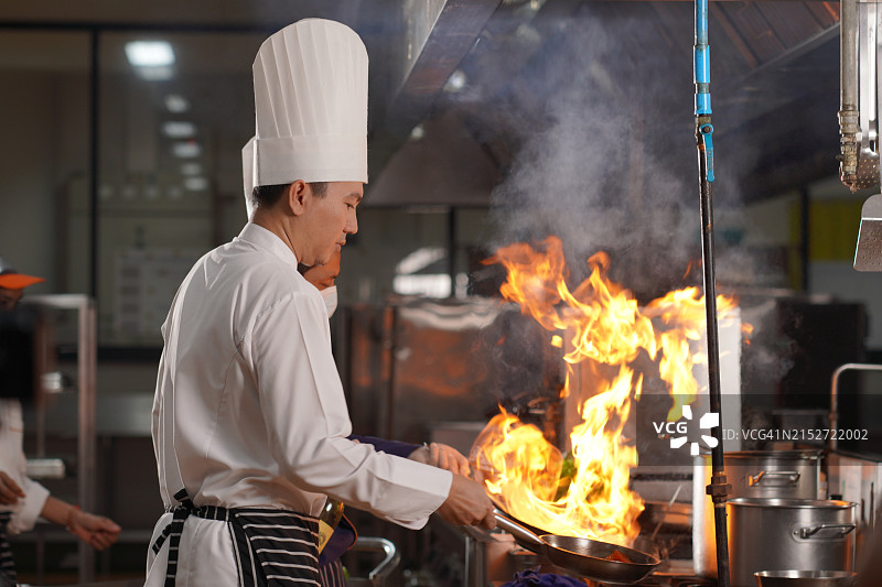 厨师在酒店厨房准备食物图片素材