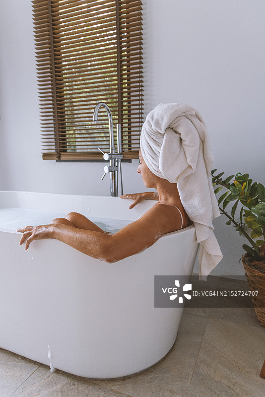 现代水疗浴室中的沐浴时光图片素材