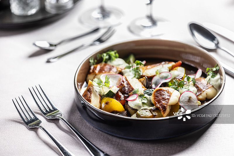 烤卡门贝尔奶酪配生菜图片素材