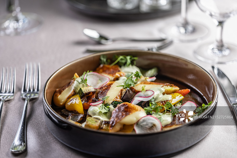 烤卡门贝尔奶酪配生菜图片素材