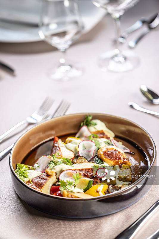 烤卡门贝尔奶酪配生菜图片素材