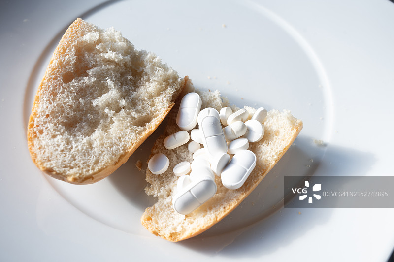 装满药丸的盘装三明治图片素材