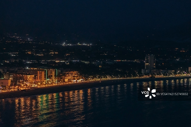 灯光照亮的城市海岸图片素材
