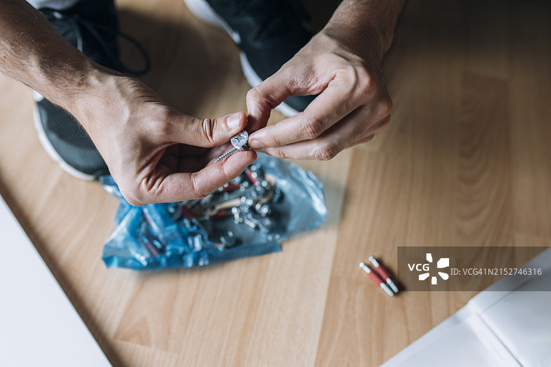 手持螺丝钉俯视图图片素材