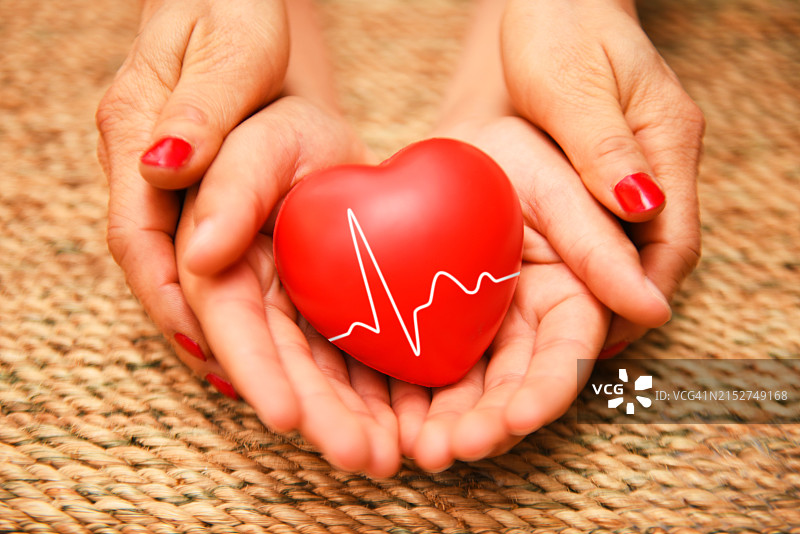 医生和儿童手捧爱心图片素材