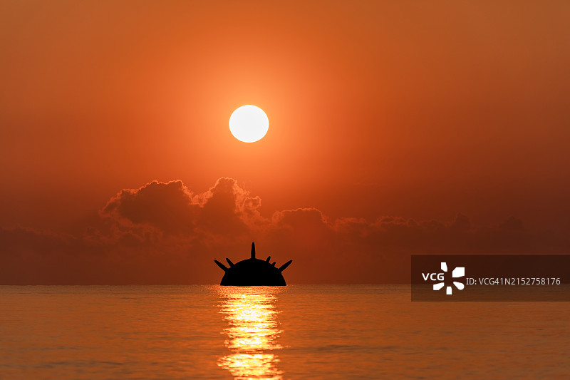 日落时分的海上水雷：航行危险图片素材