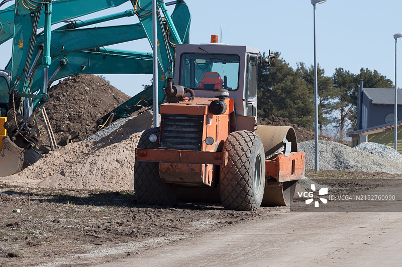 挖掘机和沥青压实车图片素材