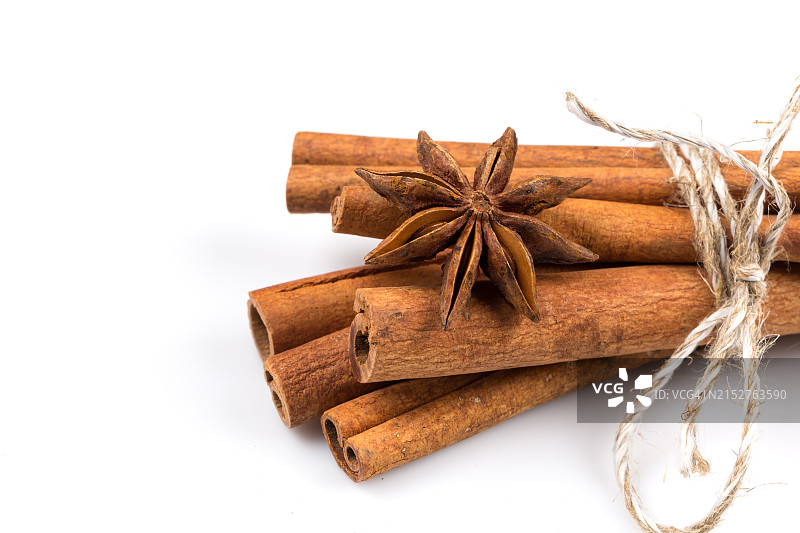 白色背景上的八角茴香和肉桂图片素材