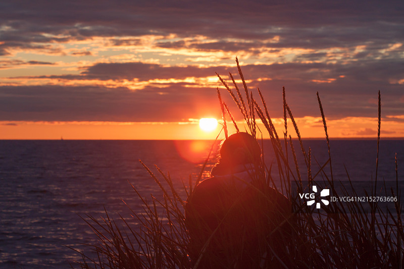 独自欣赏日落的女人图片素材