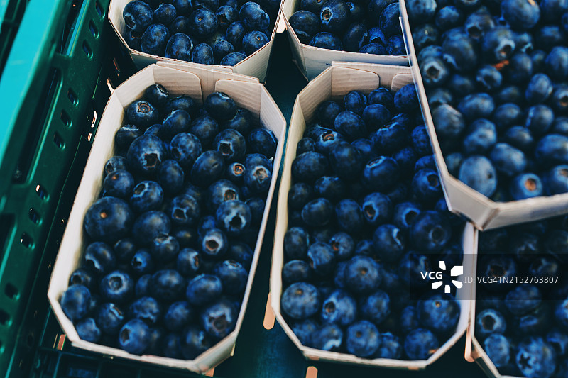 农贸市场上的新鲜蓝莓，多个盒子装满浆果图片素材