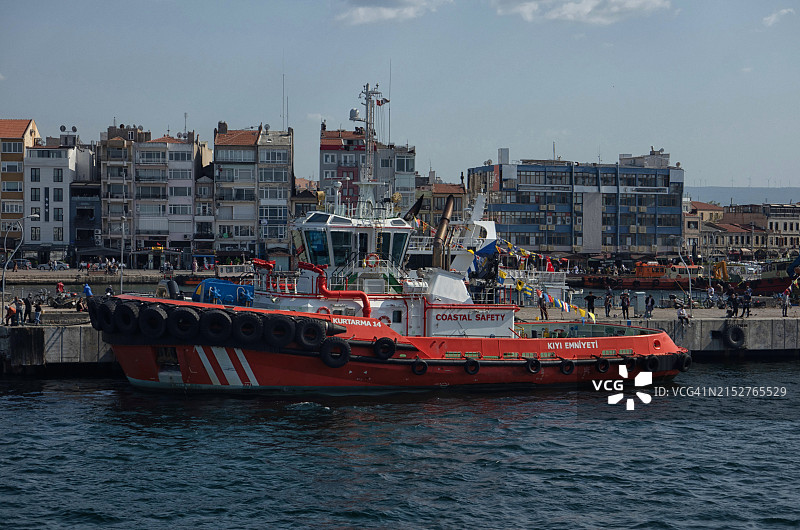 恰纳卡莱港口的海岸警卫队船只特写图片素材