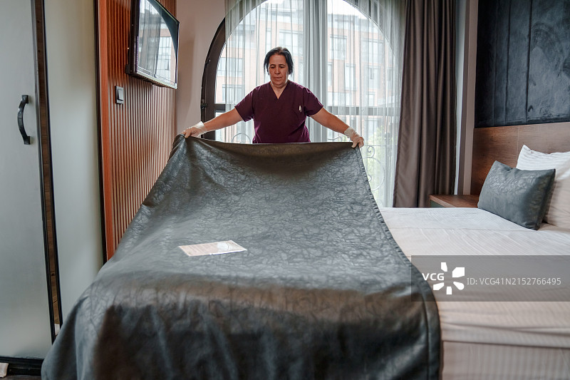 酒店员工整理客房图片素材