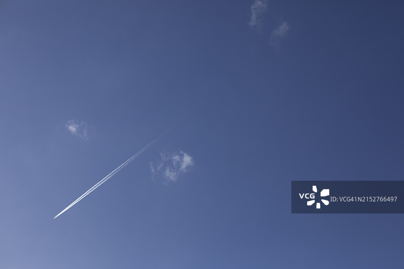 飞机尾迹图片素材