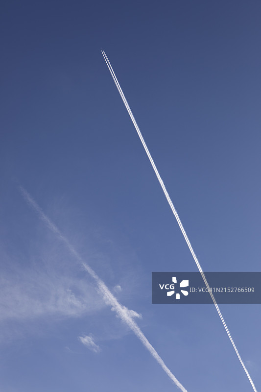 飞机尾迹图片素材