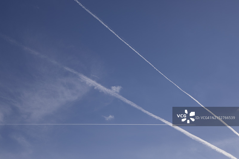 飞机尾迹图片素材