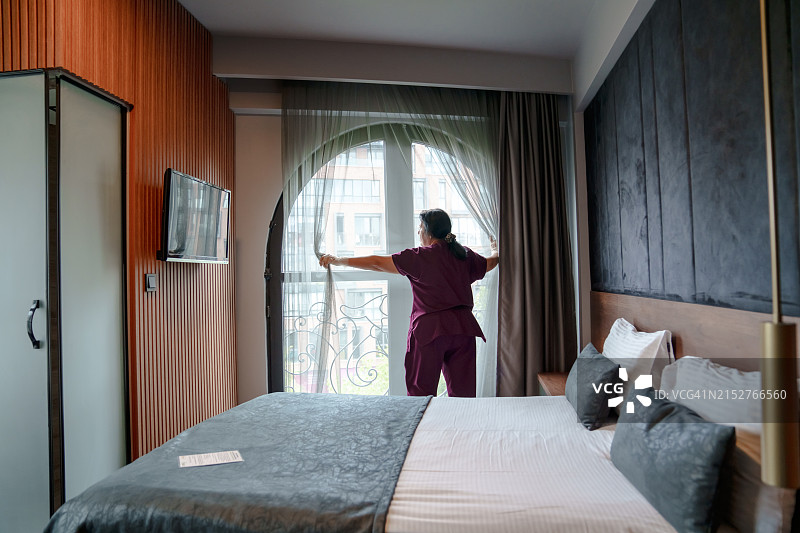 酒店员工整理客房图片素材