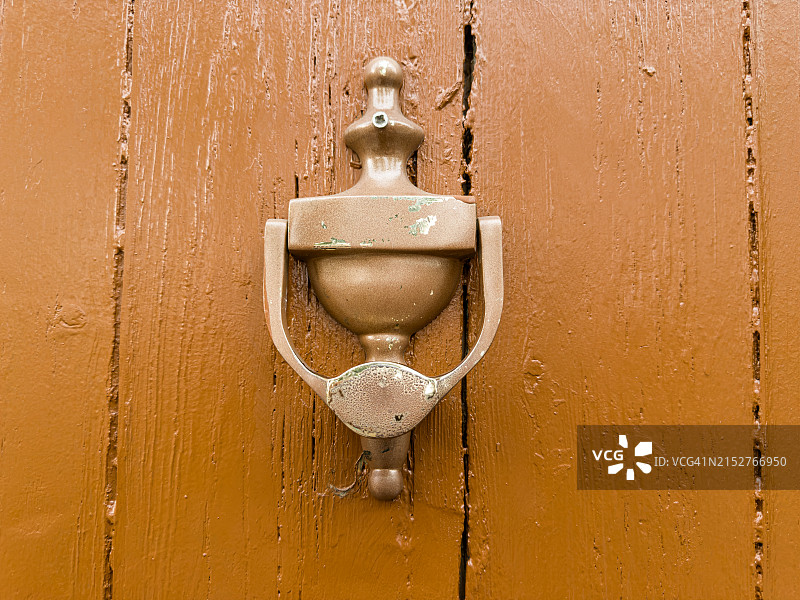 棕色木门上的金属门环图片素材
