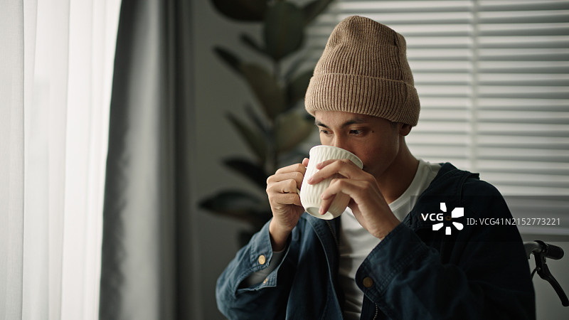 患者喝茶沉思图片素材