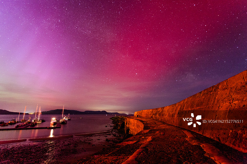 英国莱姆里吉斯科布上空的极光图片素材