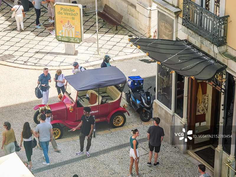 供游客城市观光旅游的复古老爷车图片素材