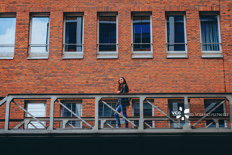 在德国汉堡仓库城行走的自信女性肖像图片素材