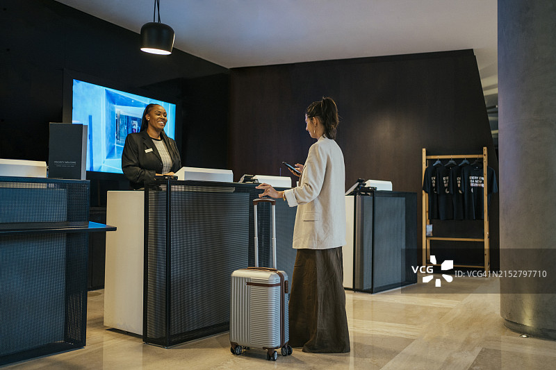 在酒店办理入住的女商人图片素材