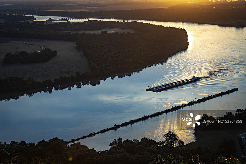 阿肯色河日出时的驳船图片素材