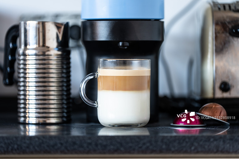 带咖啡胶囊的全自动咖啡机图片素材