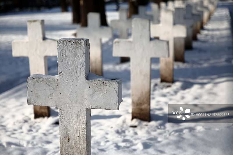 冬季纪念公园白色墓碑景观图片素材