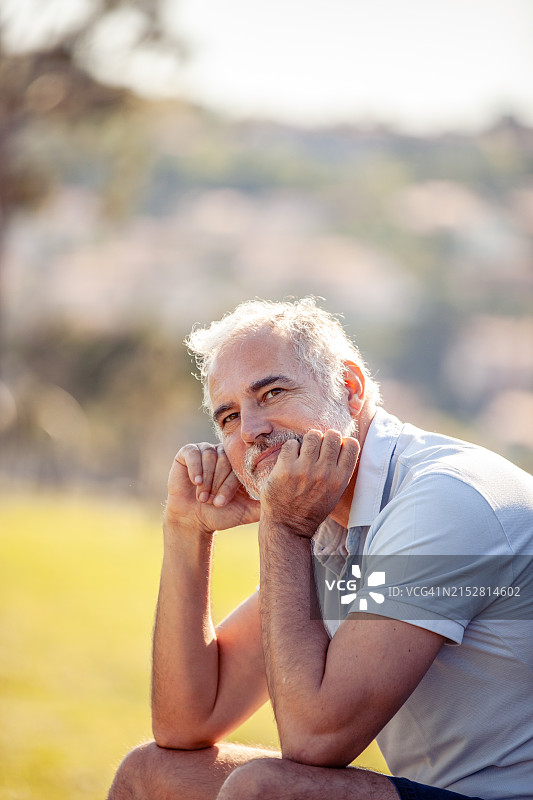 户外，看向远方的中年男人肖像图片素材