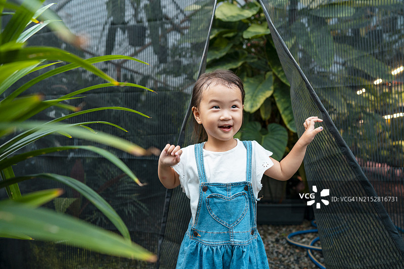 在城市农场里的亚洲女童图片素材
