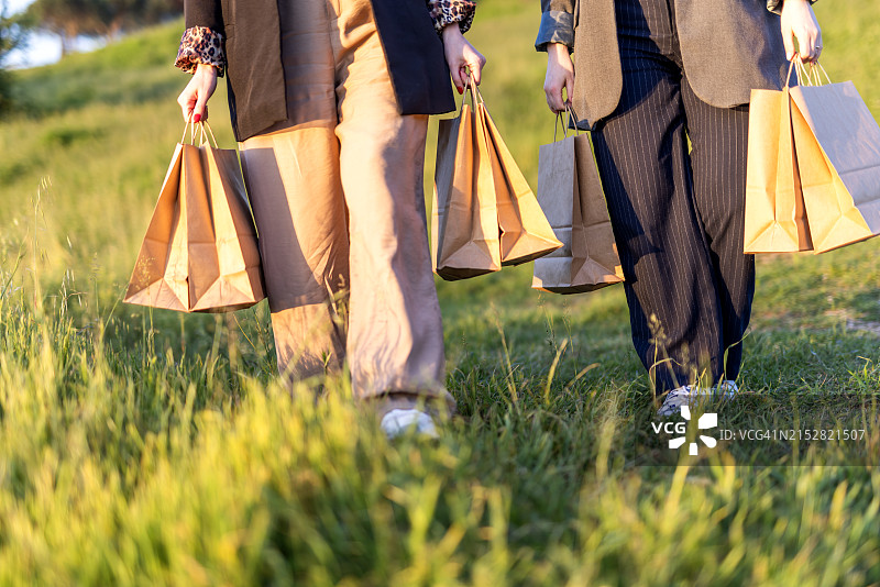 手提促销购物袋的女人图片素材