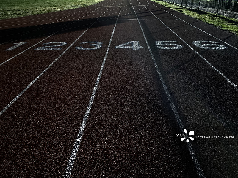 夜间跑道，六条跑道图片素材