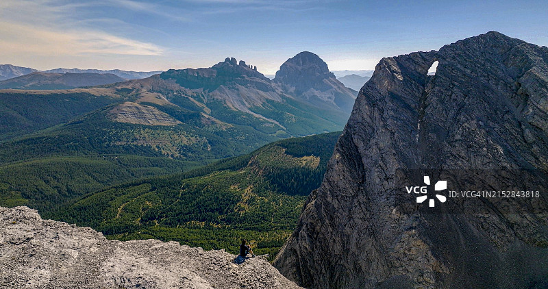 悬崖上年轻女人的航拍图片素材