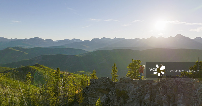 老年夫妇在日出时一起探索山顶图片素材