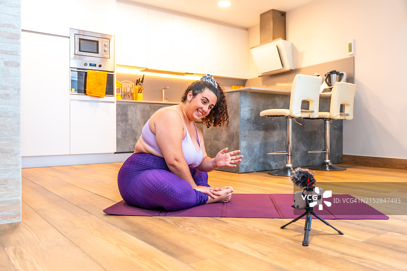 大码视频博主在家录制线上瑜伽课程图片素材
