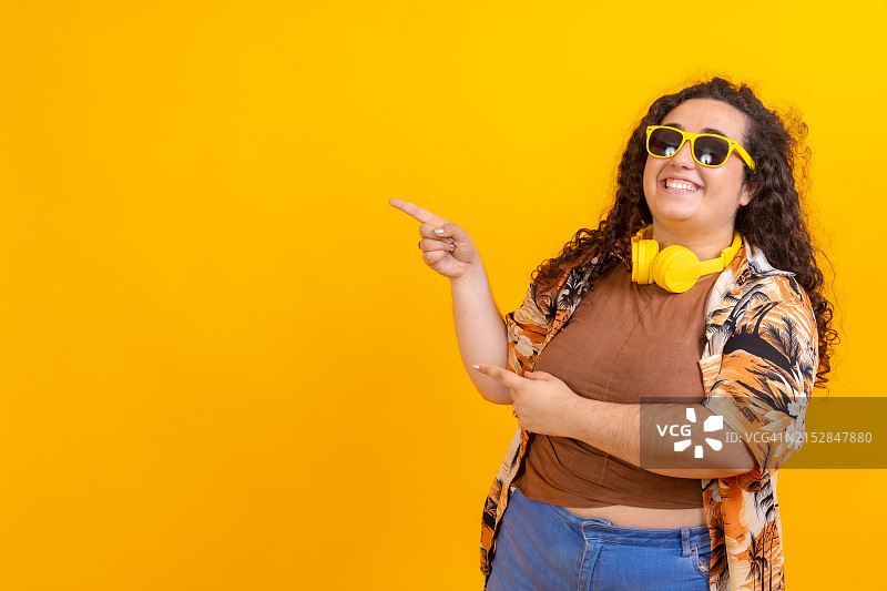 穿着夏季服装的超重妇女指向空白处一侧图片素材