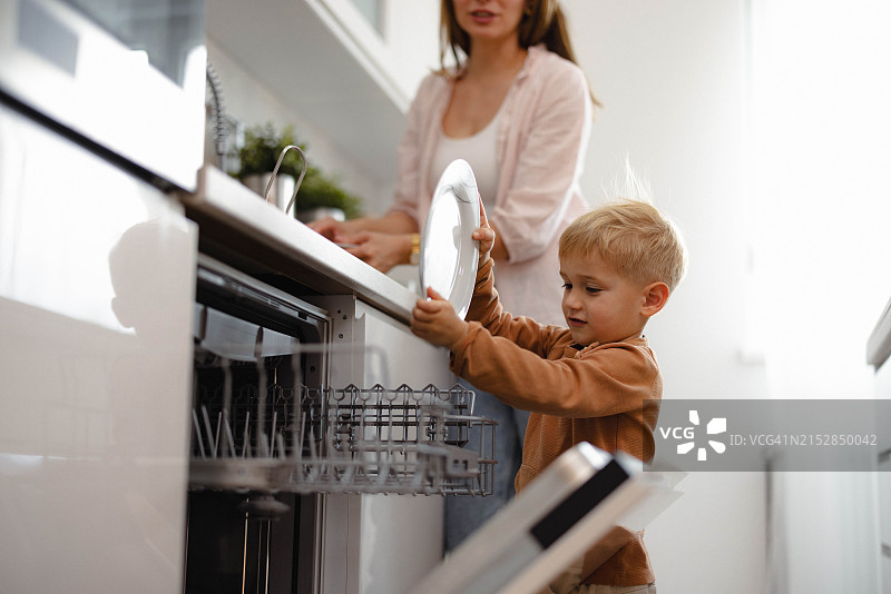 母子一起洗碗图片素材