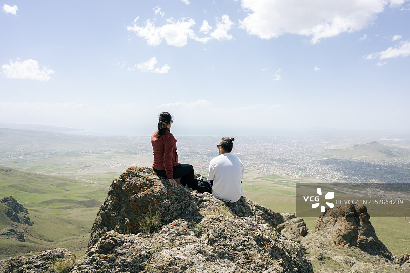 情侣攀登土耳其凡湖厄雷克山欣赏风景图片素材