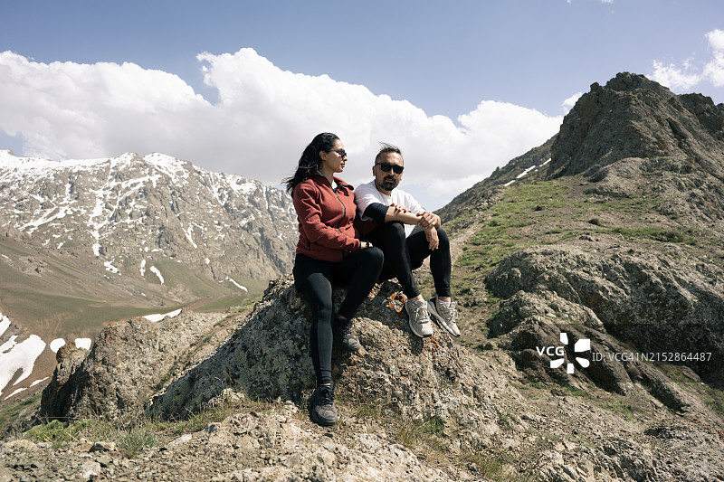 情侣攀登土耳其凡湖厄雷克山欣赏风景图片素材