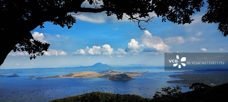湖中的火山图片素材
