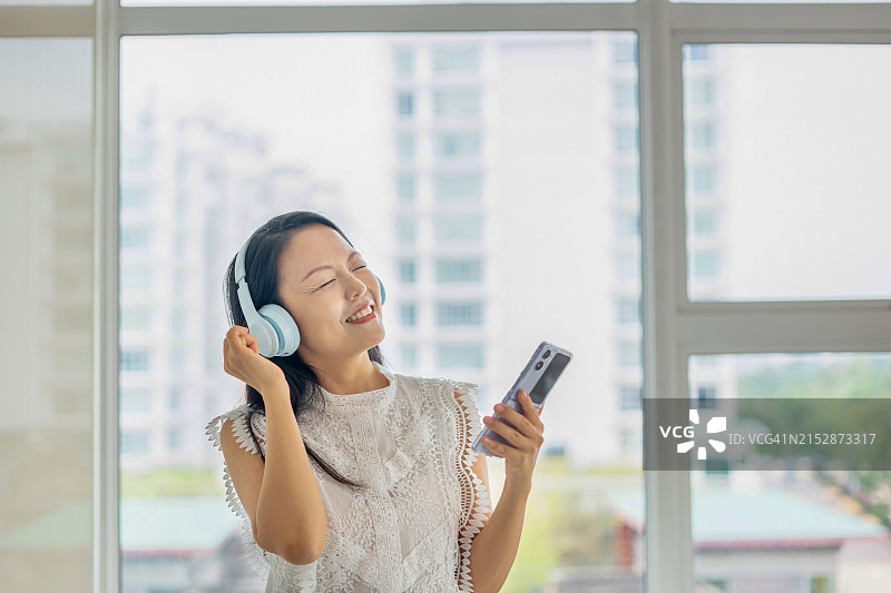 女人在家享受音乐图片素材