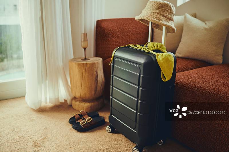 热带之旅：酒店房间内的行李图片素材