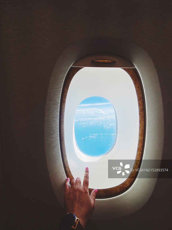 飞行中触摸飞机窗户图片素材