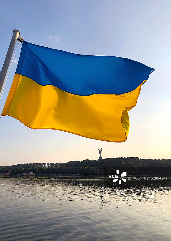 基辅背景下的乌克兰国旗图片素材